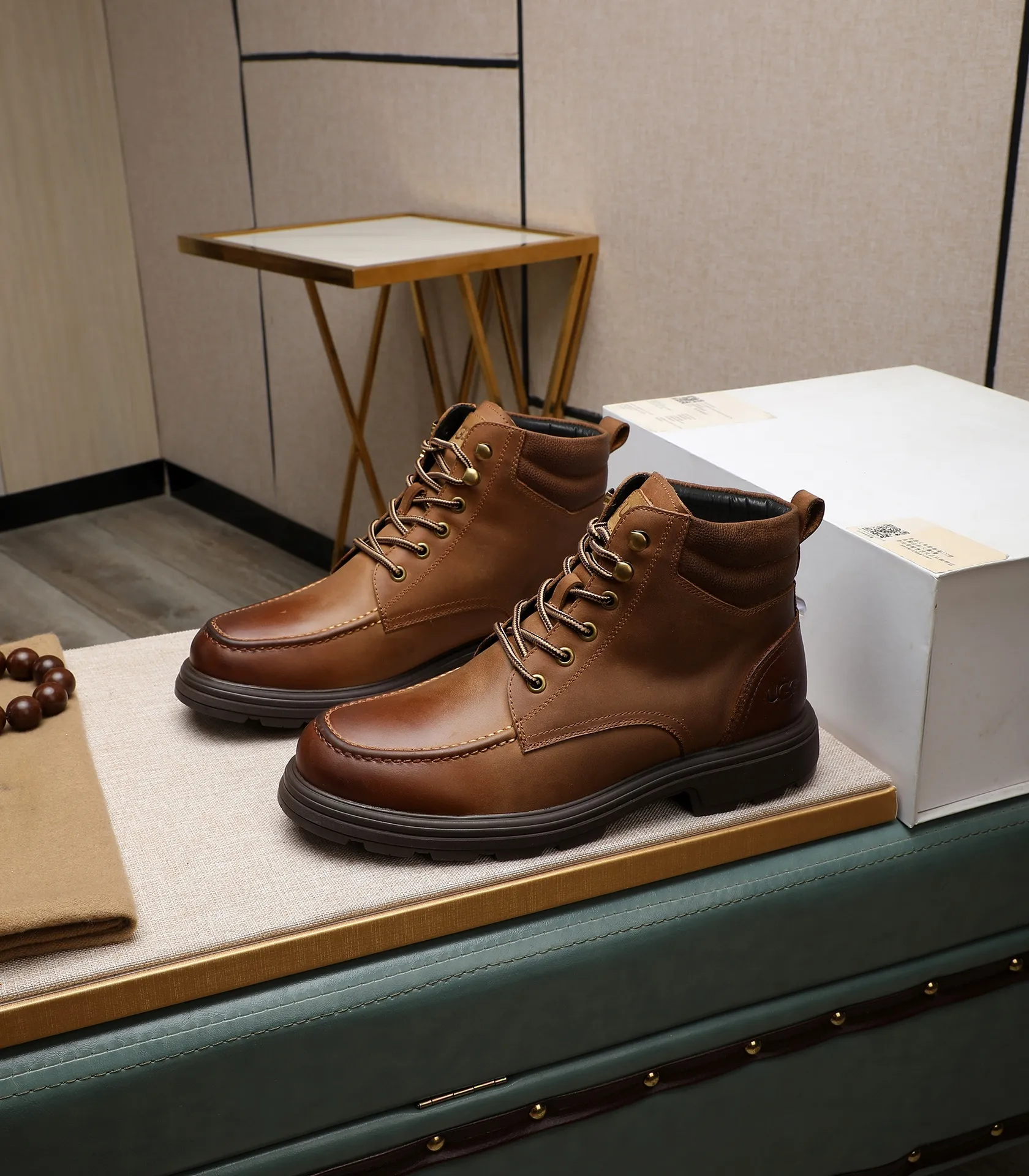 Men's men's shoes💰640 UGG (100% genuine wool lining, 10% off for fake ones) Please pay attention to the quality of the original order and compare the thickness of the wool🏮🏮Hot-selling UGG from Australia's warm luxury brand men's shoes, the official website is synchronized, Beckham men's style..., made of imported top-layer waxed cowhide, waxed toe cap, Australian real wool velvet lining Carefully sewn...Imported rubber Martin boots outsole (comfortable, soft and wear-resistant). I really like the quality..Exquisite workmanship. You can't put it down at first sight. Size 39-44